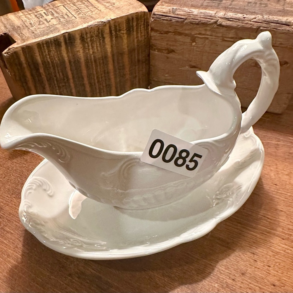 Valley Forge Vintage Creamy Ironstone Gravy Boat and Saucer - Picture 15 of 15